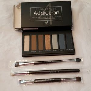 Younique pallet 4 with brushes